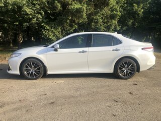 2021 Toyota Camry VIII (XV70) Рестайлинг, белый, 4450000 рублей, вид 4