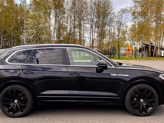 2019 Volkswagen Touareg III, чёрный, 5094288 рублей, вид 4