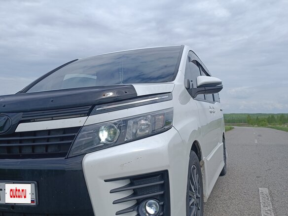 2014 Toyota Voxy III (R80), белый, 1680000 рублей - вид 10