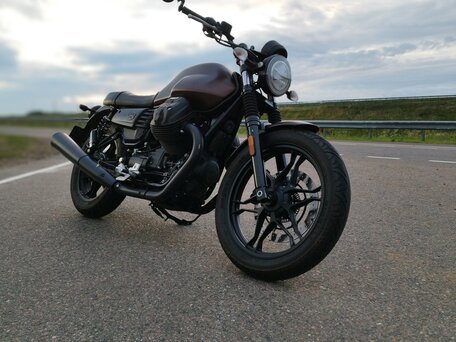 2019 Moto Guzzi V 7 III, коричневый, 557227 рублей, вид 2