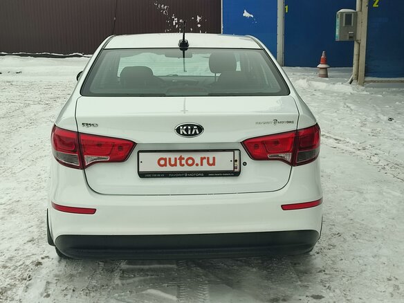 2017 Kia Rio III Рестайлинг, белый, 1100000 рублей - вид 9