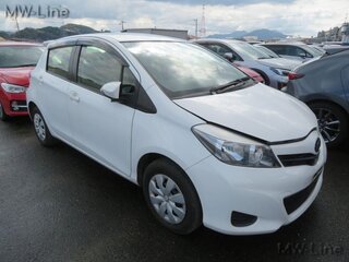 2013 Toyota Vitz III (XP130), белый, 780000 рублей, вид 2