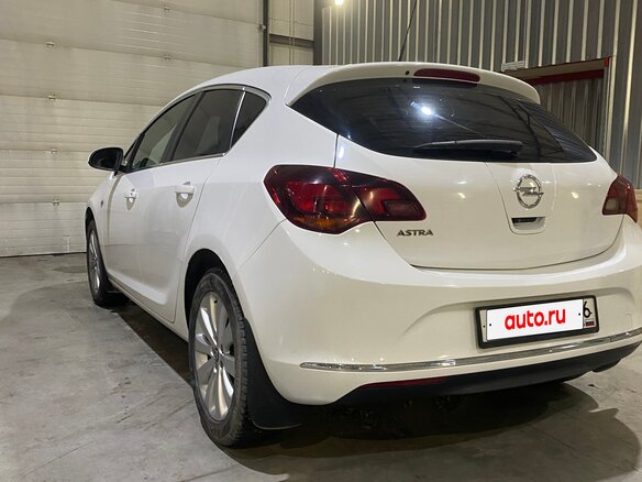 2014 Opel Astra J Рестайлинг, белый, 850000 рублей - вид 5