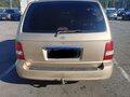2004 Kia Carnival I Рестайлинг, бежевый, 620000 рублей - вид 4