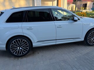 2020 Audi Q7 45 TDI II (4M) Рестайлинг, белый, 8190000 рублей, вид 4