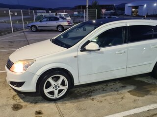 2011 Opel Astra H Рестайлинг, белый, 700000 рублей, вид 1