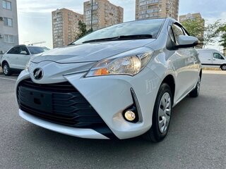 2019 Toyota Vitz III (XP130) Рестайлинг, белый, 820000 рублей, вид 3