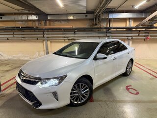 2017 Toyota Camry VII (XV50) Рестайлинг 2, белый, 3100000 рублей, вид 4