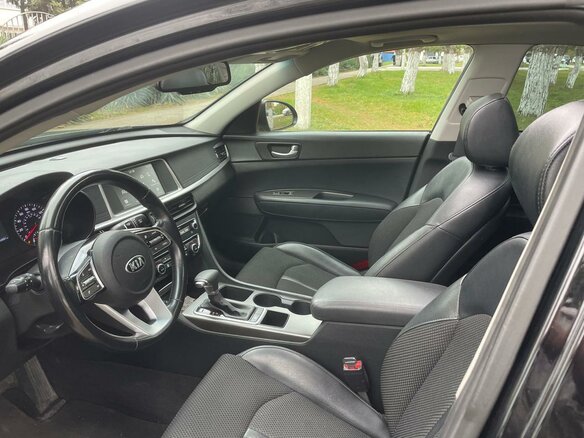 2018 Kia Optima IV Рестайлинг, чёрный, 2650000 рублей - вид 4