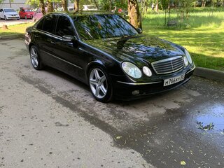 2003 Mercedes-Benz E-Класс 320 III (W211, S211), чёрный, 1070000 рублей, вид 3