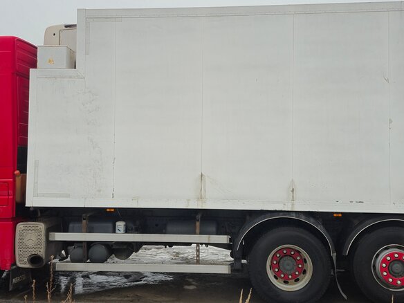 2000 Mercedes-Benz Arocs, красный, 4000000 рублей - вид 4