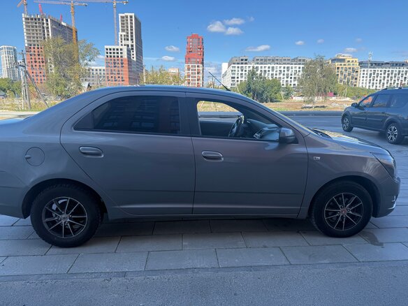 2013 Chevrolet Cobalt II, серый, 450000 рублей - вид 2