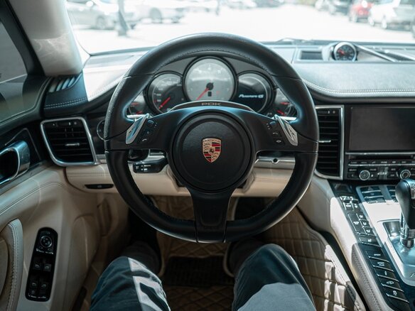 2013 Porsche Panamera 4S I, белый, 4400000 рублей - вид 34