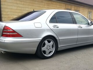 2000 Mercedes-Benz S-Класс 500 Long IV (W220), серебристый, 1350000 рублей, вид 3