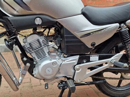 2021 Yamaha YBR125, серебристый, 265000 рублей, вид 2