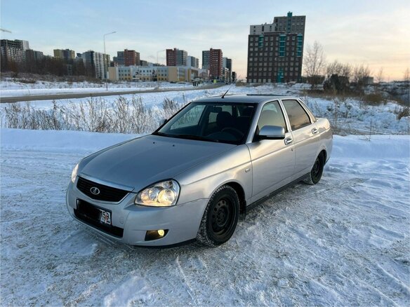 2011 Lada (ВАЗ) Priora I, серебристый, 299000 рублей