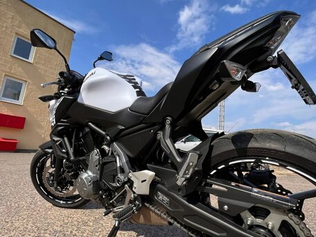 2019 Kawasaki Z 650, белый, 683339 рублей, вид 3