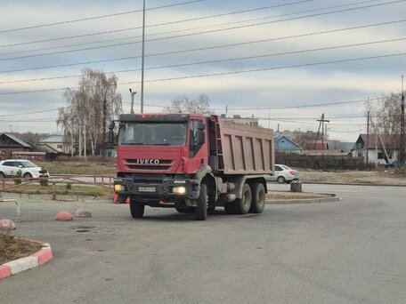 2011 Iveco Trakker, красный, 2700000 рублей, вид 3
