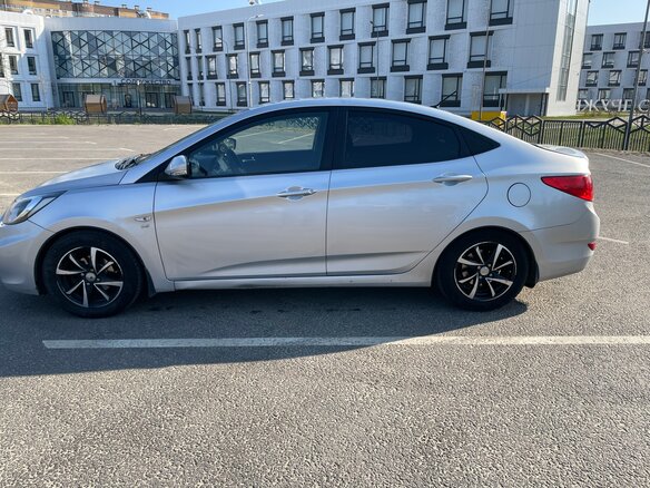 2011 Hyundai Solaris I, серебристый, 750000 рублей - вид 3
