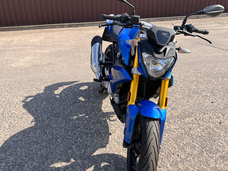 2018 BMW G 310 R, синий, 388371 рублей, вид 2