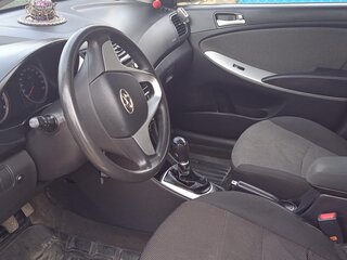 2012 Hyundai Solaris I, красный, 700000 рублей, вид 5