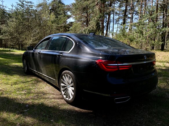 2017 BMW 7 серии Long 740Li VI (G11/G12), чёрный, 4400000 рублей - вид 3