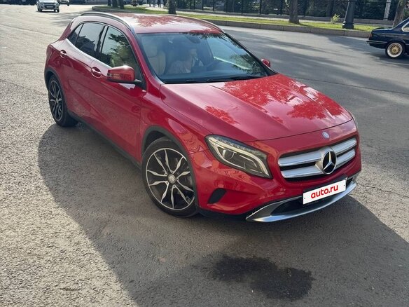 2014 Mercedes-Benz GLA 250 I (X156), красный, 2100000 рублей - вид 2