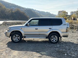 1999 Toyota Land Cruiser Prado 90 Series Рестайлинг, серебристый, 1300000 рублей, вид 2