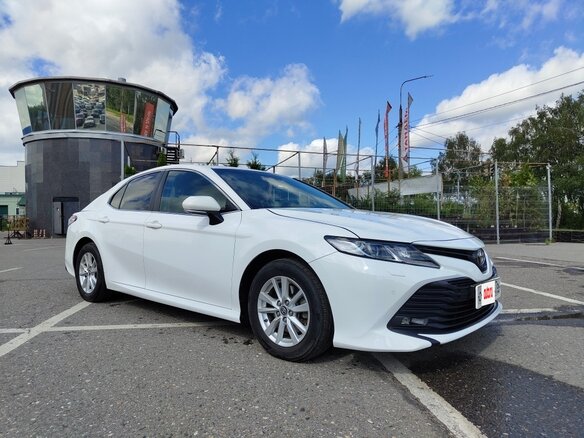 2019 Toyota Camry VIII (XV70), белый, 2499999 рублей