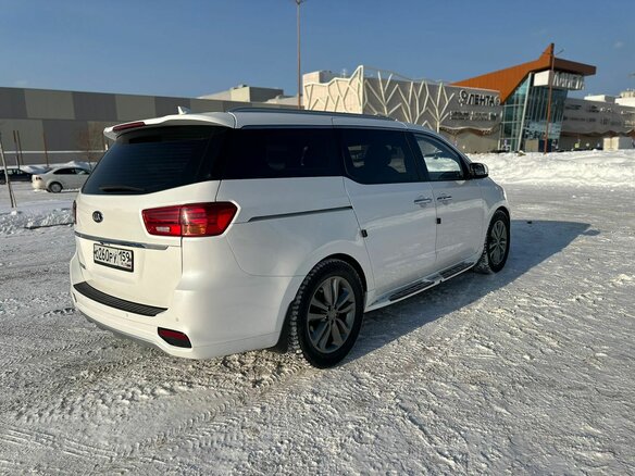 2018 Kia Carnival III, белый, 5000000 рублей - вид 3