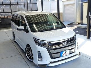 2017 Toyota Noah III (R80) Рестайлинг, белый, 1381008 рублей, вид 4