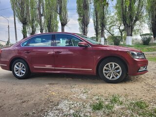 2017 Volkswagen Passat (North America and China) I Рестайлинг, красный, 1850000 рублей, вид 3