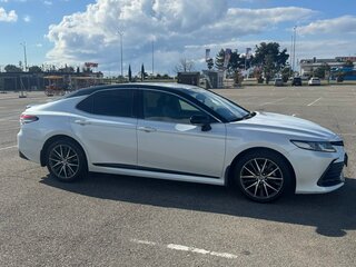 2021 Toyota Camry VIII (XV70) Рестайлинг, белый, 3000000 рублей, вид 3