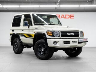 2021 Toyota Land Cruiser 76 70 Series Рестайлинг 1, белый, 6759000 рублей, вид 3