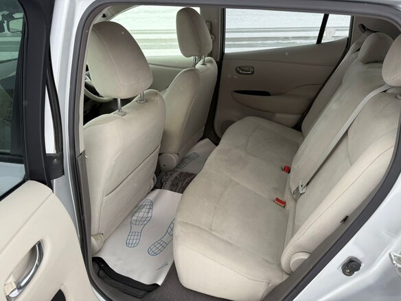 2011 Nissan Leaf (EM61) I (ZE0/AZE0), серый, 625000 рублей - вид 16