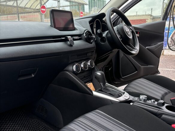 2020 Mazda 2 III (DJ) Рестайлинг, чёрный, 1600000 рублей - вид 4