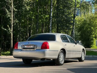 2004 Lincoln Town Car III Рестайлинг, серебристый, 2600000 рублей, вид 3