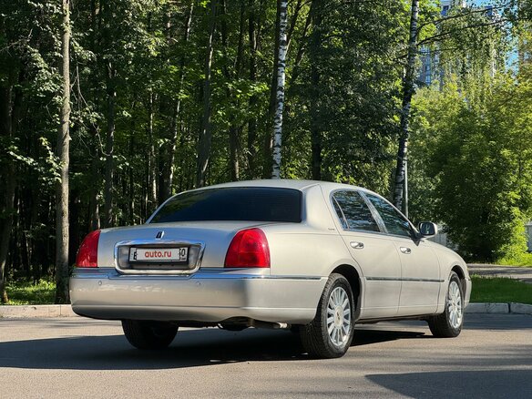 2004 Lincoln Town Car III Рестайлинг, серебристый, 2800000 рублей - вид 2