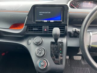 2020 Toyota Sienta II Рестайлинг, серебристый, 1430000 рублей, вид 5
