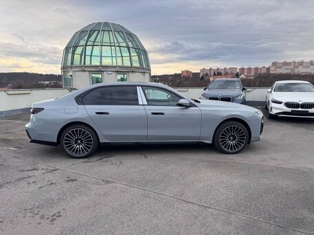 BMW 7 серии VII (G70)