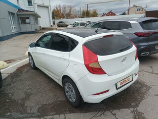 2015 Hyundai Solaris I Рестайлинг, белый, 700000 рублей, вид 4