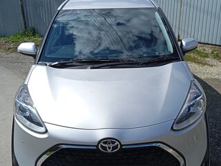 2022 Toyota Sienta II Рестайлинг, серебристый, 1700000 рублей, вид 2