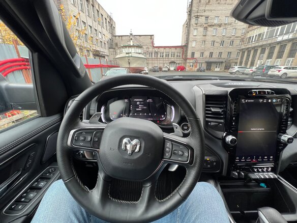 2023 Ram 1500 Quad Cab eTorque V, чёрный, 9150000 рублей - вид 11