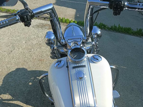 2008 Harley-Davidson Road King, белый, 1100000 рублей - вид 12