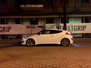 2015 Hyundai Veloster I Рестайлинг, белый, 1800000 рублей, вид 3