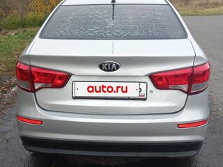 2015 Kia Rio III Рестайлинг, серебристый, 610000 рублей, вид 3