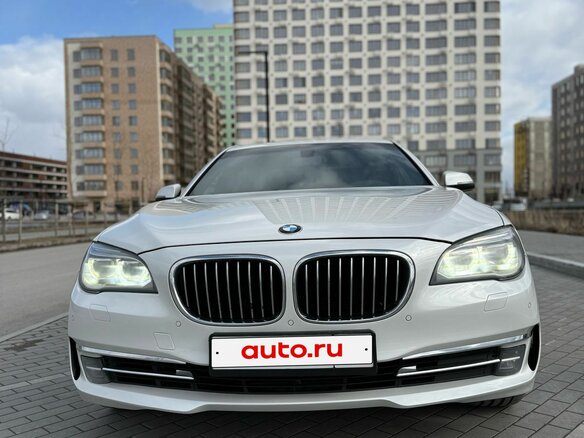 2015 BMW 7 серии Long 740Li xDrive V (F01/F02/F04) Рестайлинг, белый, 2700000 рублей - вид 2