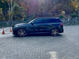 2021 BMW X5 M50i IV (G05/G18), чёрный, 5500000 рублей, вид 1