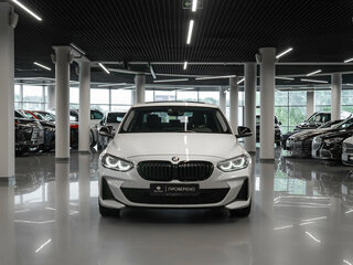 2021 BMW 1 серии 120i III (F52) Рестайлинг, белый, 2670000 рублей, вид 3