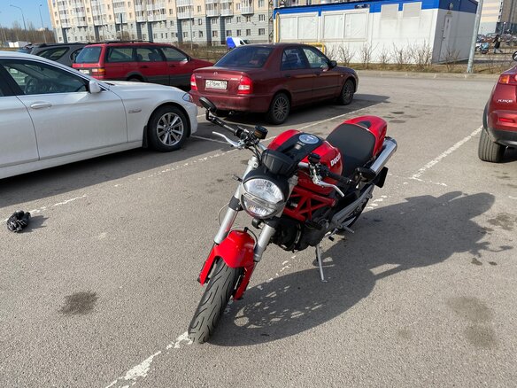 2010 Ducati Monster 1100, красный - вид 3